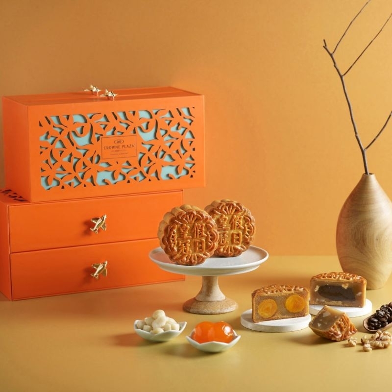 Crown Plaza mooncake double yolk lotus paste mooncake white lotus paste with double yolk traditional mooncake 中秋节月饼 2023