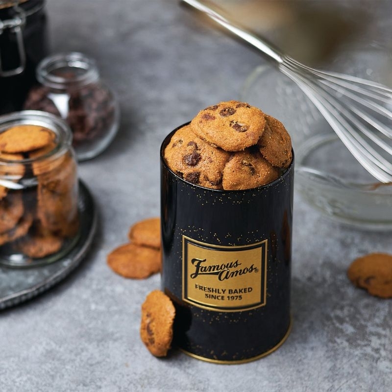 Famous Amos freshly baked cookies tin packaging vacuum packed famous Amos cookie biscuits chocolate chip cookies tidbit
